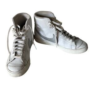Nike Women's Blazer Mid 77 White and Silver Hightop Athletic Shoes size 9